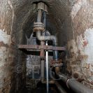 Samsonova kašna: hlavní potrubí na konci tunelu umístěné přímo pod kašnou; foto Nebe 2021.