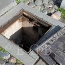 Samsonova kašna: vstup do podzemní šachty na západní straně kašny; foto Nebe 2021.