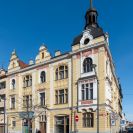 Secese: nárožní dům s rizalitem věže vystavěný počátkem 20. století podle projektu J. Pfeffermanna na Lannově třídě; foto Nebe 2021.
