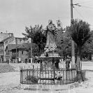 Senovážné náměstí: barokní socha panny Marie Budějovické stála před Svinenskou bránou, 1950, sbírka J. Dvořáka; SOkA.