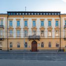 Senovážné náměstí: Vyšebrodský dům nechali postavit 1863 cisterciáci z kláštera ve Vyšším Brodě, budova s historizující fasádou a neorenesančními prvky je dílem Bernarda Grubera; foto Nebe 2021.