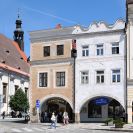 Sgrafito: dům na rohu náměstí Přemysla Otakara II. a Kanovnické ulice č. 2 se sgrafitovou ornamentální výzdobou; foto K. Kuča 2010.