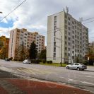 Sídliště: obytný soubor architekta Jana Bendy v místě zaniklého hostince U Modré hvězdy na Lidické třídě s uplatněním celostátní konstrukční soustavy TO6B, vybudovaný v letech 1962–1963; foto NEBE 2023.