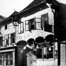Široká ulice: dům čp. 7 s předstupujícím patrem vysazeným na krakorcích; sbírka J. Dvořáka; SOkA. 