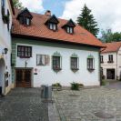 Široká ulice: malované barokní průčelí domu č. 39 s obrazem panny Marie, patronky Českých Budějovic; foto Nebe 2020.