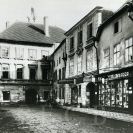 Široká ulice: zaniklý dům v tehdejším zakončení Široké ulice při hradební věži Manda, po demolici v místě vzniklo vyústění do Dukelské ulice a na pravé straně tzv. herecké domy Jihočeského divadla, 1900, sbírka J. Dvořáka; SOkA.