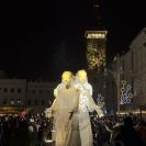 Slavnosti: tradiční slavnost, která zahajuje advent ve městě od roku 2000, přílet anděla, který se snese z Černé věže, následuje průvod loutek napříč náměstím Přemysla Otakara II. a projekce na okolní domy a Černou věž; foto archiv Nebe.