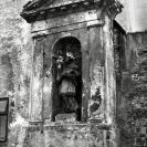 Slepé rameno: kaplička se sochou sv. Jana Nepomuckého z roku 1708 na Zátkově nábřeží, stav v roce 1964, foto P. Špandl; SOkA.