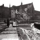 Slepé rameno: vorová propust na Vltavě a lávka přes kterou se chodilo na Sokolskou plovárnu, asi 1913, sbírka J. Dvořáka; SOkA.