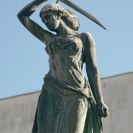 Sochařství: bronzová socha od B. Bendy (1977) Strana bojující je autorskou kopií sochy Vítězství u Stalingradu z roku 1944; foto Nebe 2026.