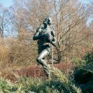 Sochařství: bronzová socha od F. Mrázka Basketbalista (1985) umístěná před západním průčelí sportovní haly; foto Nebe 2026.