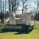 Sochařství: Odpočívající plavec (1971) od S. Zadražila na Sokolském ostrově před vstupním průčelím plaveckého stadionu; foto Nebe 2026.