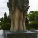 Sochařství: pískovcová plastika zobrazující vzdouvající se plameny (1979) od Jarmily Malátové, umístěná před vstupem do krematoria na Pražské třídě; podle Panny a labutě, 2020.