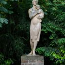 Sochařství: socha Mateřství od Františka Mrázka z roku 1958, umístěná v parku Na Sadech; foto Nebe 2020.