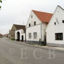 Šindlovy Dvory: severní strana návsi s usedlostmi čp. 2 a 3; foto K. Kuča 2005.