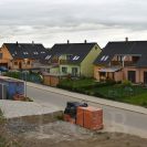 Staré Hodějovice: nová výstavba dvojdomků v ulici K Jezu; foto Nebe 2018.
