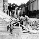 Stavebnictví: stavební práce na novém zimním stadionu postaveném v letech 1957—1958, v pozadí budova mrazíren z let 1953—1954, sbírka J. Dvořáka; SOkA.