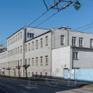 Štítkárna: pohled na budovu v ulici Průmyslová; foto Nebe 2021.