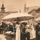 Náměstí Přemysla Otakara II.: trh na náměstí, 2. čtvrtina 20. století; sbírka J. Dvořáka.