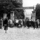 Tabáková továrna: vstup do areálu továrny z Průmyslové ulice ve 30. letech 20. století; archiv I. Hajna.