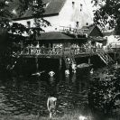 Tělovýchovná zařízení: bývalá sokolská plovárna na Vltavě nad jezem u Předního mlýna, asi 1913, sbírka J. Dvořáka; SOkA.