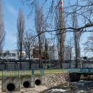 Teplárna: kanalizační výusť do Mlýnské stoky u ulice Vrchlického nábřeží; foto Nebe 2021.