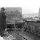 Träger Adolf: při malování velkého zimního panoramatu Českého Krumlova, 1952; archiv rodiny Trägrovy.
