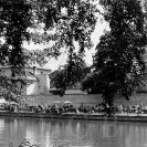 Trhy: týdenní trh na Slepém rameni podél hradeb asi roku 1966; sbírka J. Dvořáka; SOkA.