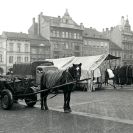 Trhy: výroční jarmark na náměstí Přemysla Otakara II. v roce 1956; sbírka J. Dvořáka; SOkA. 