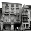 U Hromádků: čelní pohled na fasádu domu v Hroznové ulici č. 9, stav v roce 1964, foto P. Špandl; SOkA.