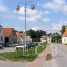 Úsilné: náves s kaplí; foto K. Kuča 2005.