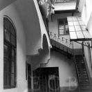 Ulice Dr. Stejskala: klasicistní pavlačové křídlo domu, 30. léta 20. století; ze sbírek Jihočeského muzea v Českých Budějovicích.