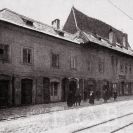 Ulice Karla IV.: Barvířský dům či Färberhaus, goticko-renesanční dům na nároží s Kněžskou ulicí, zbořený po 1914; podle Album starých Budějovic 1924.
