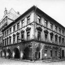 Ulice Karla IV.: nároží ulic Kněžská a Karla IV., stav v roce 1964, foto P. Špandl; SOkA.