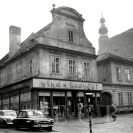 Ulice u Černé věže: budova děkanství, stav v roce 1964, foto P. Špandl; SOkA.