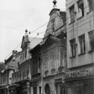 Ulice U Černé věže: domy na východní straně mezi ulicemi Hroznovou a Hradební, stav v roce 1964, foto P. Špandl; SOkA.