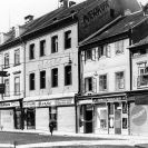 Ulice U Černé věže: pohled od Mlýnské stoky, 30. léta 20. století; ze sbírek Jihočeského muzea v Českých Budějovicích.