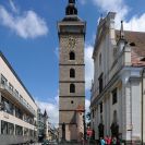Ulice U Černé věže: rozšířené ústí ulice z jihovýchodního rohu náměstí Přemysla Otakara II. S Černou věží a kostelem svatého Mikuláše; foto K. Kuča 2010.