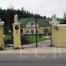 Včelná: vila č.p. 500 z roku 2000, jeden z nejvýraznějších příkladů pokleslého tzv. podnikatelského baroka; foto K. Kuča 2005.