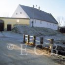 Vráto: usedlosti čp. 23 a 24 v jižní části vsi za potokem; foto K. Kuča 1998.