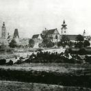 Věže: pohled od západu na město s věžemi, zleva Černá věž, Rybářská brána, Bílá věž u dominikánského konventu, věž radnice, zvonice biskupské rezidence; sbírka J. Dvořáka; SOkA.