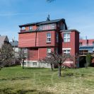 Vily: modernistická vila Františka Petráše, jejíž vzhled ovlivnila soudobá holandská architektura, na exteriéru vily jsou uplatněny cihly Petrášky; foto Nebe 2021.