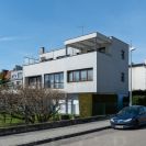 Vily: rodinný dům F. Švece vystavěný 1934 v Dukelské ulici č. 80 firmou bratří Petrášů nezapře vlivy Le Corbusierovského pojetí funkcionalismu, jižní prosklená stěna propojovala interiér s terasou a se zahradou; foto Nebe 2021.
