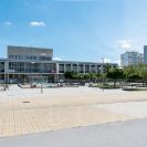 Vltava: pohled na hlavní centrum společenského dění na sídlišti s kulturním domem Vltava a obchodním domem; foto Nebe 2020.