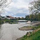 Vltava (řeka): pohled proti proudu řeky na jez v Rožnově; foto Nebe 2025.
