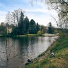 Vltava (řeka): pohled proti proudu řeky, vlevo Hvězdárna a planetárium; foto Nebe 2025.