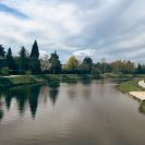 Vltava (řeka): pohled z Lávky Emila Pittera proti proudu řeky směrem k Trilčovu jezu; foto Nebe 2025.