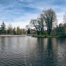 Vltava (řeka): pohled z levého břehu směrem k historickému centru, vpravo Hvězdárna a planerárium; foto Nebe 2025.