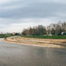 Vltava (řeka): Sluneční ostrov v meandru řeky u Jiráskova nábřeží ve výstavbě 2025; foto Nebe 2025.