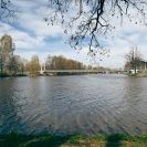 Vltava (řeka): soutok s Malší, pohled po proudu Vltavy na Dlouhou lávku od Hvězdárny a planetária; foto Nebe 2025.